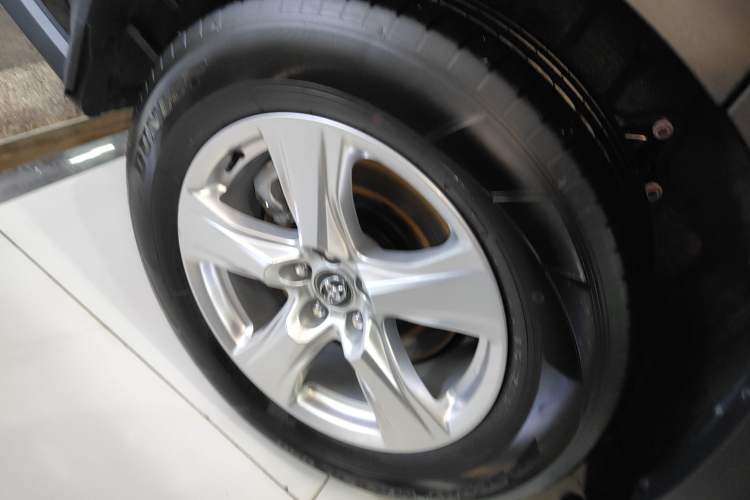 Used Toyota Highlander 2024 2.5L Smart e-Power Dual-Motor All-Wheel-Drive Elite Version – 7 Seats Right Rear Wheel Hub