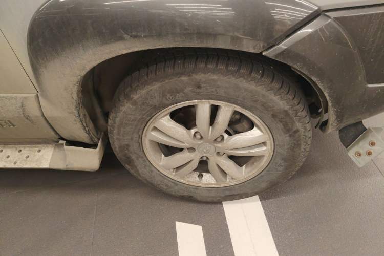 Used Hyundai Tucson 2009 2.0L Automatic Two-Wheel Drive with Sunroof Right Front Wheel Hub