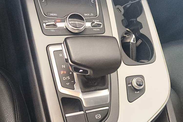 Used Audi Q7 2018 40 TFSI Comfort Model Gear Lever