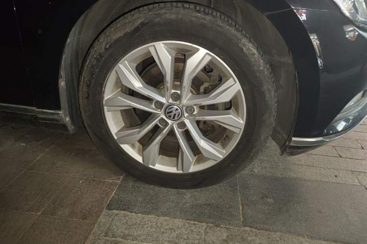 Used Volkswagen Magotan 2017 330TSI DSG Luxury Model Right Front Wheel Hub