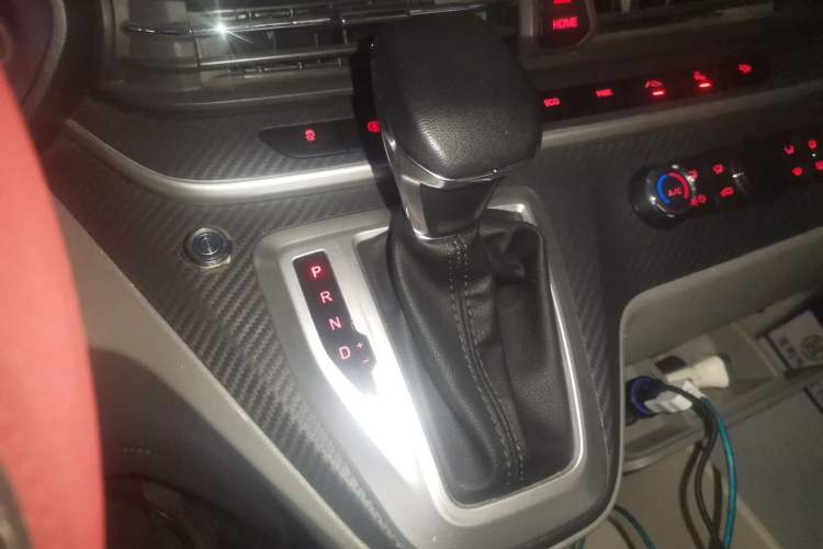 Used SAIC MAXUS Xintu V90 2022 2.0T Automatic Zhiyun King Rear-Drive Extended Wheelbase High-Roof Design with Single Rear Tire—6/7 Seater