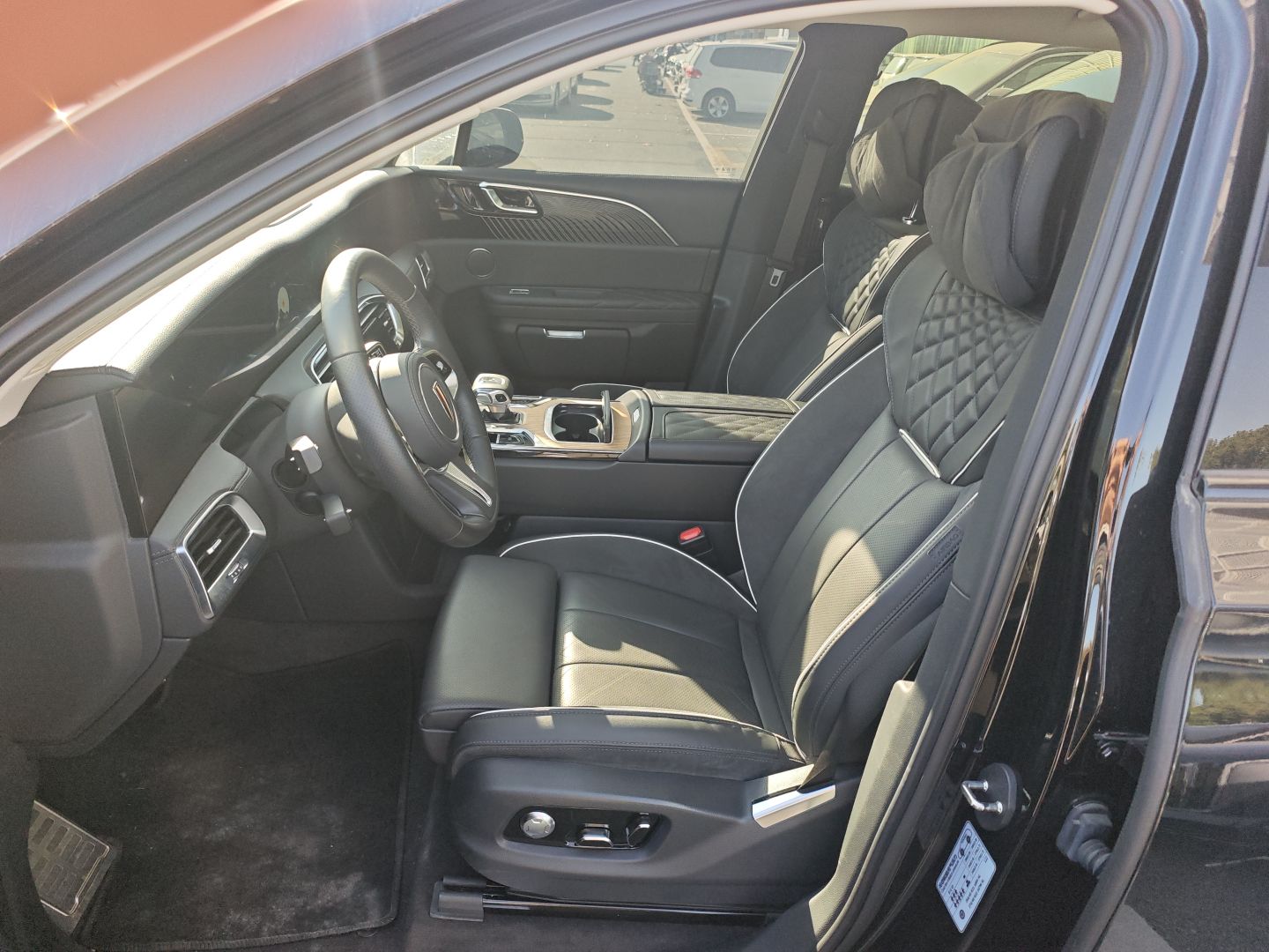 المقاعد الأمامية داخل السيارة