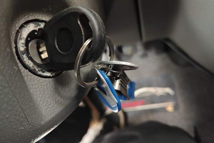 Used SAIC MAXUS Xintu V80 2014 2.5T Aoyuntong Long Wheelbase High-Roof Model