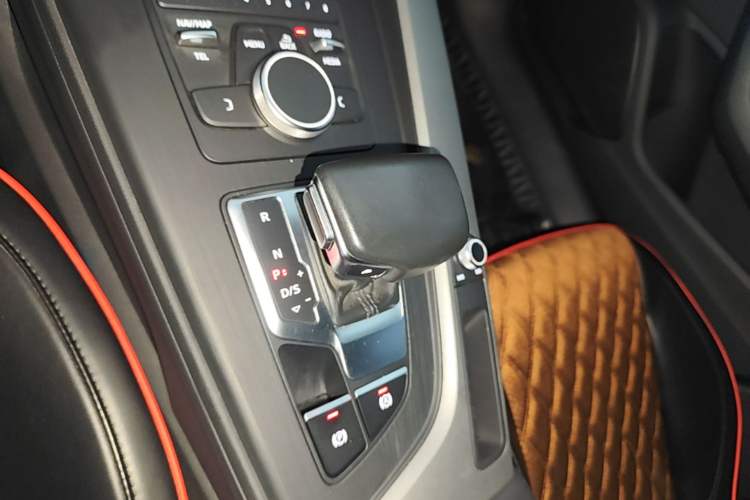Used Audi A4L 2019 40 TFSI Ambition China VI Gear Lever