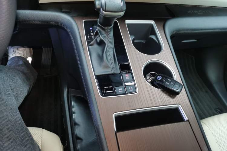 Used Toyota Granvia 2022 2.5L Hybrid Premium Edition Gear Lever