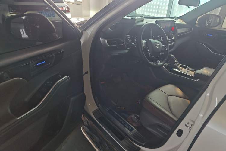 Used Toyota Highlander 2022 Dual-Engine 2.5L 4x4 Elite Edition 7-Seater Driver Seat