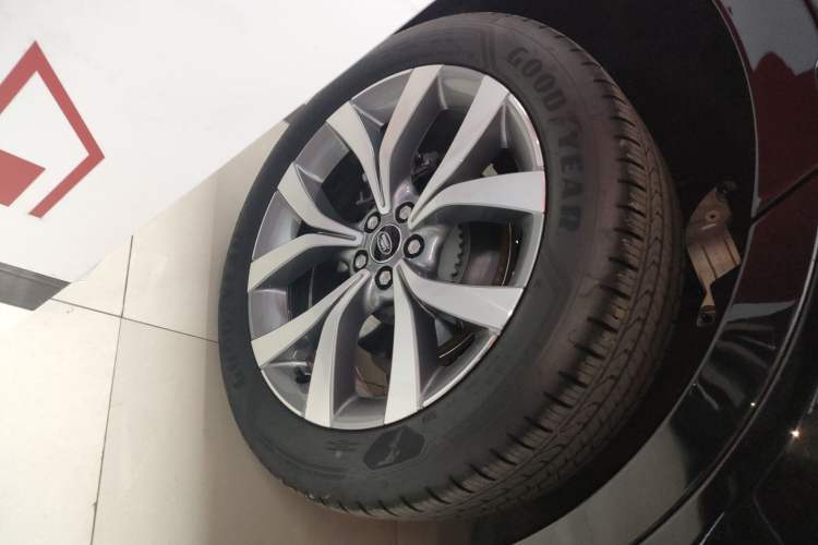 Used Land Rover Discovery Sport 2025 249 PS Performance Tech Edition Right Rear Wheel Hub