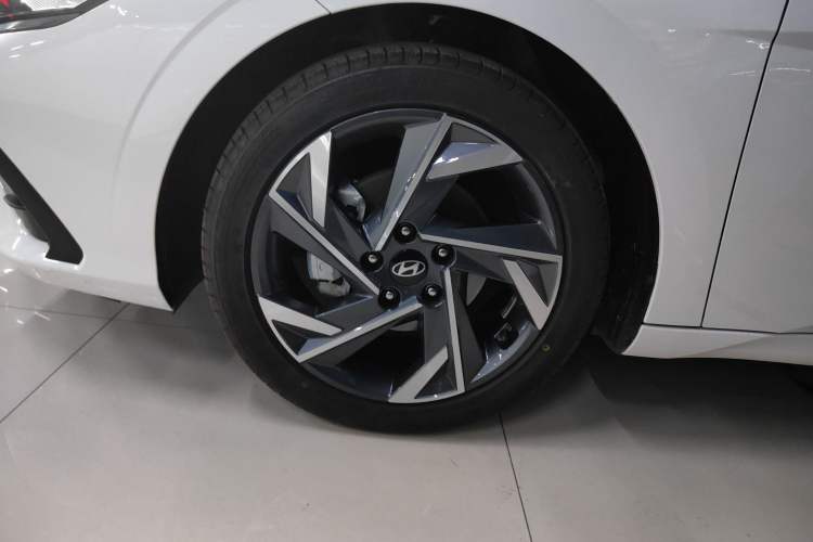 Used Hyundai Elantra 2023 1.5L CVT LUX Prestige Edition Exterior 4