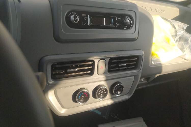 Used Wuling Yangguang 2024 300km Comfort-Grade Passenger Van 60kW