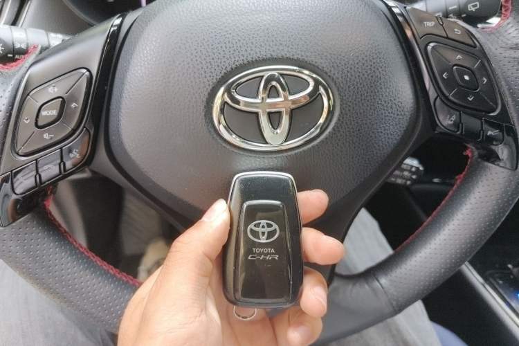 Used Toyota C-HR 2018 2.0L Leading with Sunroof China V Standard Vehicle Key