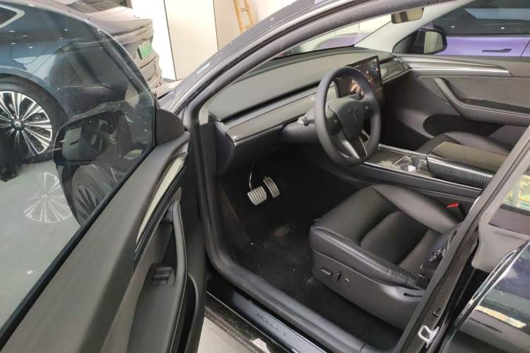 Used Tesla Model Y 2022 Long-Range All-Wheel-Drive Version Driver Seat