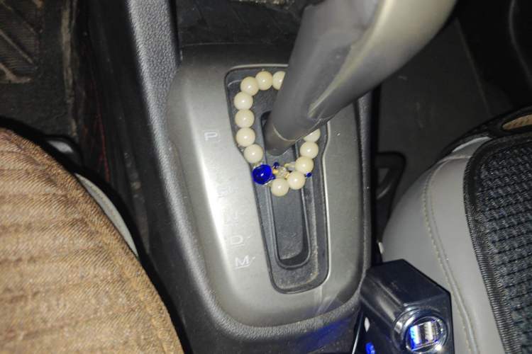 Used Chevrolet Aveo Sonic 2014 Hatchback 1.6 SX AT Fashion Edition Gear Lever