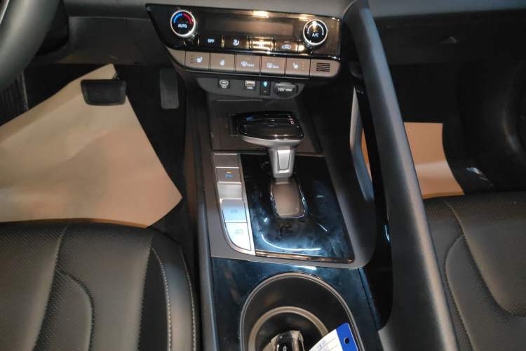 Used Hyundai Elantra 2023 1.5L CVT LUX Prestige Edition Gear Lever