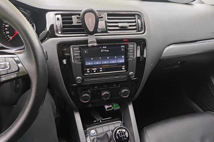 Used Volkswagen Sagitar 2018 1.6L Manual Comfort Model Audio And AC Panel