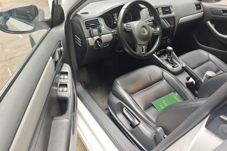 Used Volkswagen Sagitar 2012 1.4TSI Automatic Luxury Edition Driver Seat