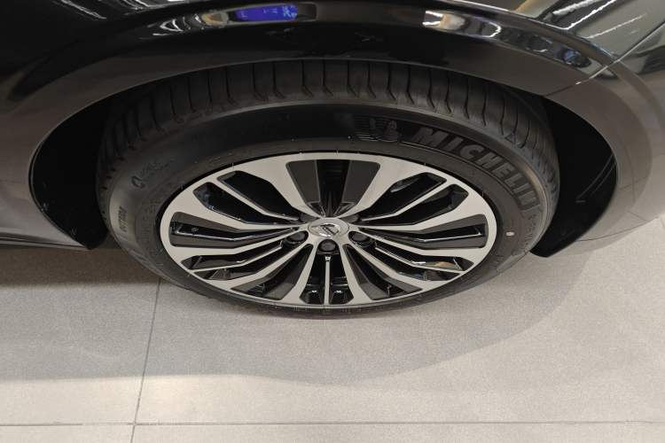 Used Volvo S90 New Energy 2025 Plug-in Hybrid Four-Wheel Drive Long-Range Zhiyi Luxury Edition Right Front Wheel Hub