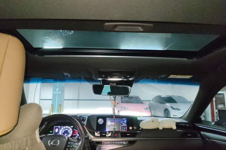 Used Lexus ES 2020 300h Premier Edition Headliner