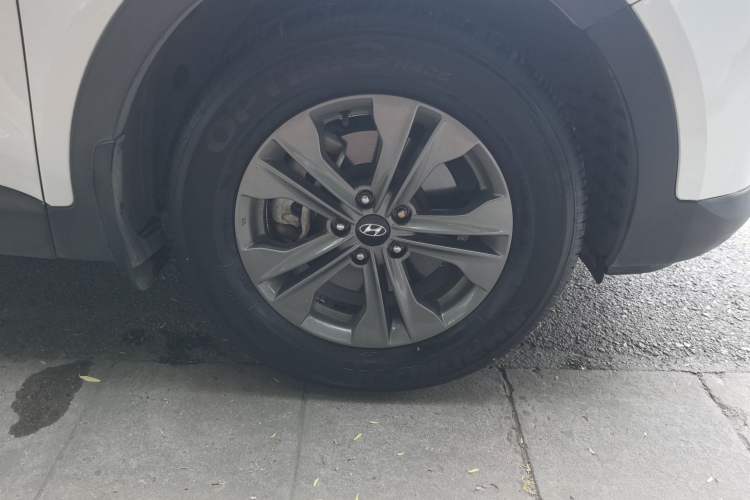 Used Hyundai Santa Fe 2013 2.4L Automatic Two-Wheel Drive Smart Version Exterior 1