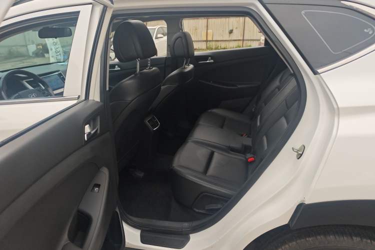 Used Hyundai Tucson 2015 2.0L Automatic Two-Wheel Drive Smart Version
