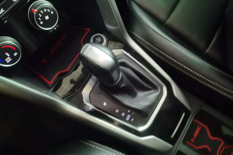 Used Volkswagen T-ROC 2019 230TSI DSG Two-Wheel-Drive Advanced Version China VI Standard Gear Lever