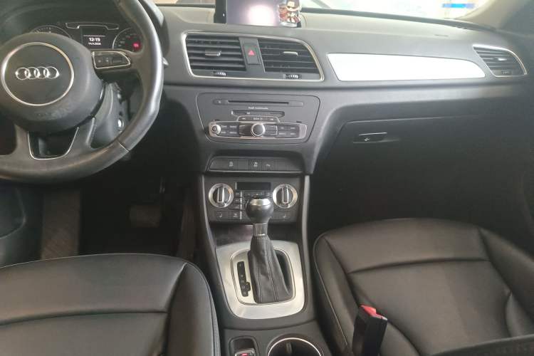 Used Audi Q3 2015 35 TFSI Comfort Model Gear Lever