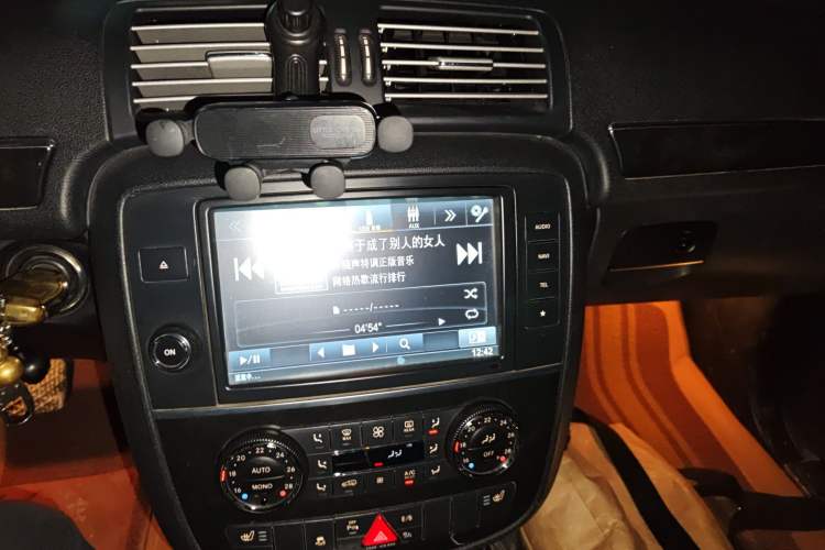 Used Mercedes-Benz R-Class 2017 R 320 4MATIC Business Edition Prestige Model Audio And AC Panel