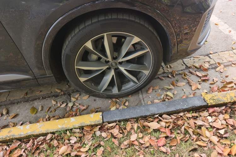 Used Audi Q7 2023 55 TFSI quattro S line Sport Edition Right Front Wheel Hub