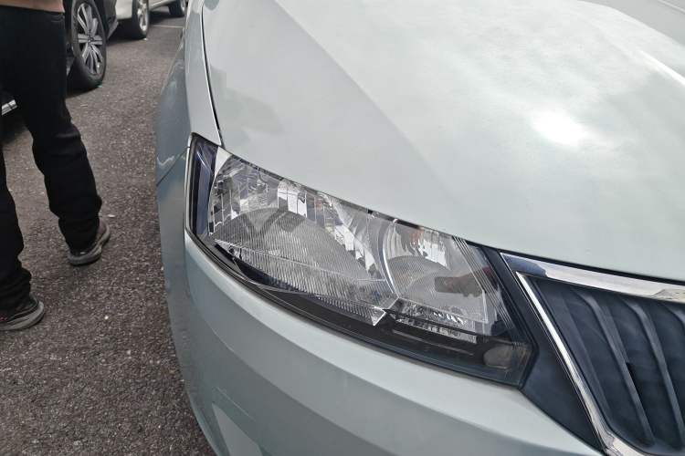 Used Skoda Rapid 2015 1.6L Automatic Enjoyment Selection Model Right Front Headlight