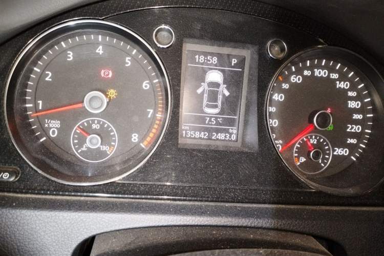 Used Volkswagen Magotan 2013 1.8TSI Luxury Model Odometer Close Up