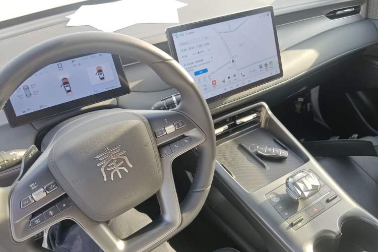 Used BYD Qin PLUS 2025 EV Smart Drive Edition 510KM Leading Model Center Console