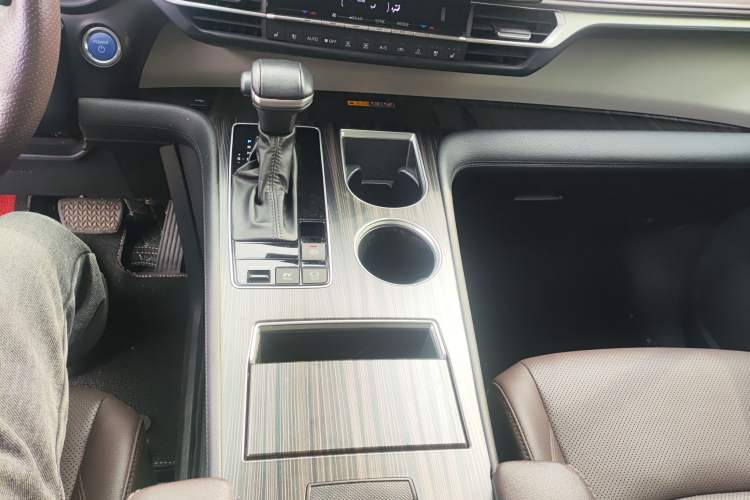 Used Toyota Granvia 2023 2.5L Hybrid Flagship VIP Edition