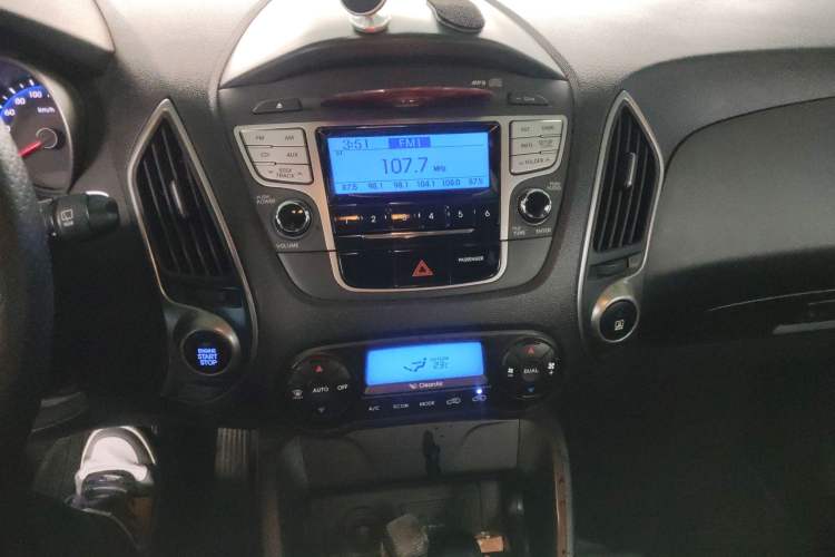 Used Hyundai ix35 2012 2.0L Automatic Two-Wheel Drive Elite Edition GLS Audio And AC Panel