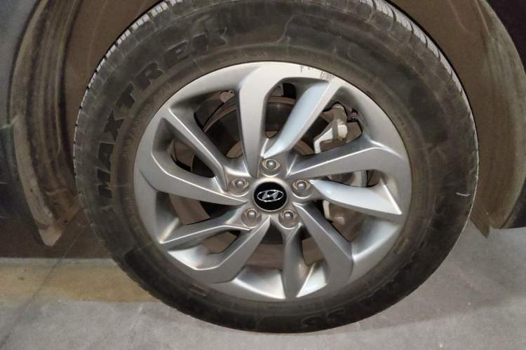 Used Hyundai Tucson 2015 1.6T Dual-Clutch Two-Wheel-Drive Comfort Model Right Front Wheel Hub