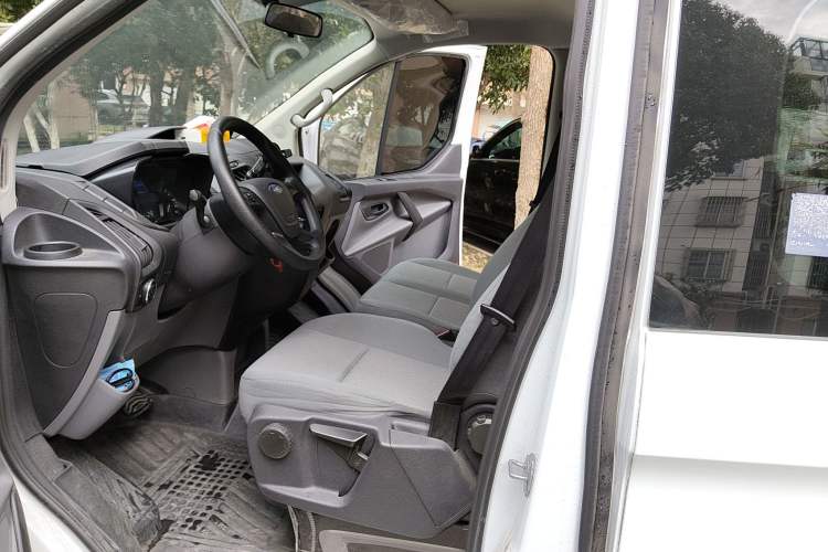 Used Ford Transit 2019 2.0T Gasoline Automatic Multi-Function Commercial Vehicle Short Wheelbase Low Roof 6-Seater China VI Standard