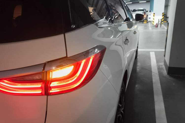 Used BYD Song MAX 2018 1.5T Automatic Smart Connect Elite Model with 6 Seats
