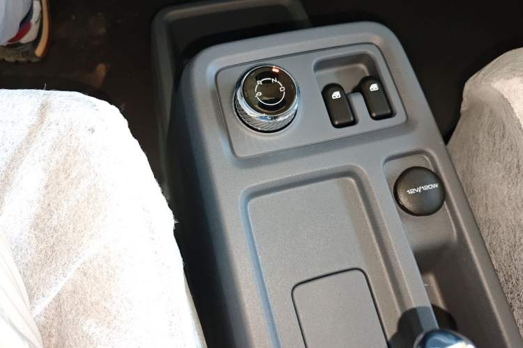 Used Wuling Yangguang 2024 300KM Comfort Version Passenger Van 75kW