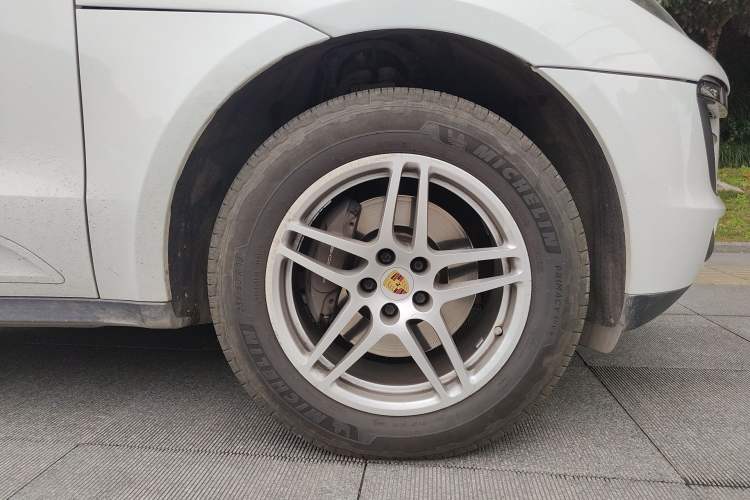 Used Porsche Macan 2017 Macan 2.0T Right Front Wheel Hub