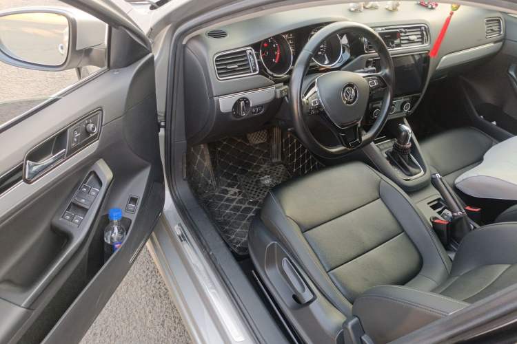 Used Volkswagen Sagitar 2018 1.6L Automatic Comfort Model Interior 3