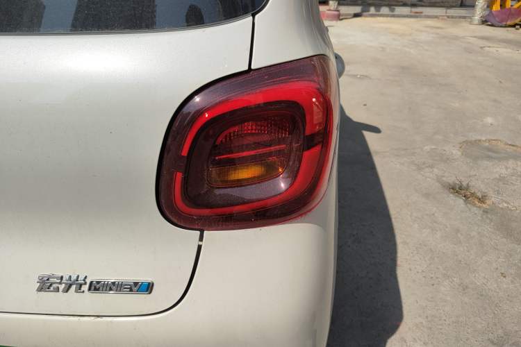 Used Wuling Hongguang MINIEV 2025 Four-Door Version Advanced Edition Right Rear Taillight