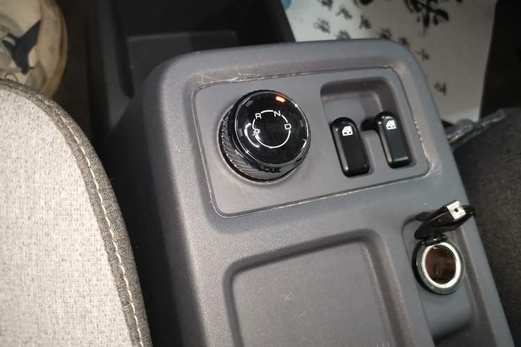 Used Wuling Yangguang 2024 300km Range Practical Window-Sealed Version 60kW Gear Lever