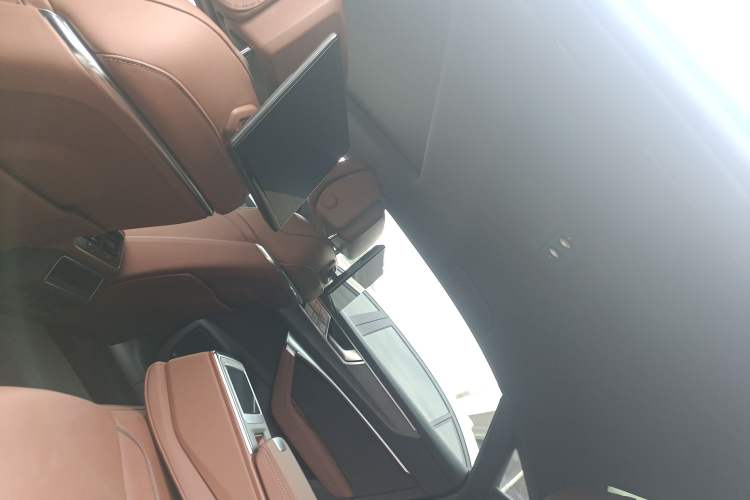 Used Audi A7L 2024 55TFSI quattro S-line Zhiyuan Edition with Obsidian Black Package Headliner