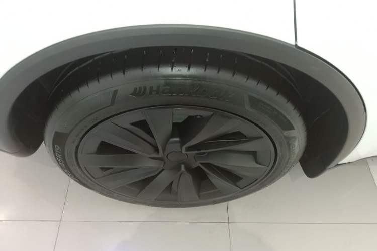 Used Tesla Model Y 2025 Long-Range All-Wheel-Drive Version