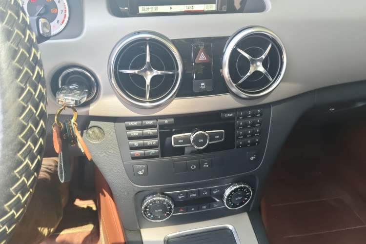 Used Mercedes-Benz GLK-Class 2013 GLK 300 4MATIC Dynamic Sunroof Model