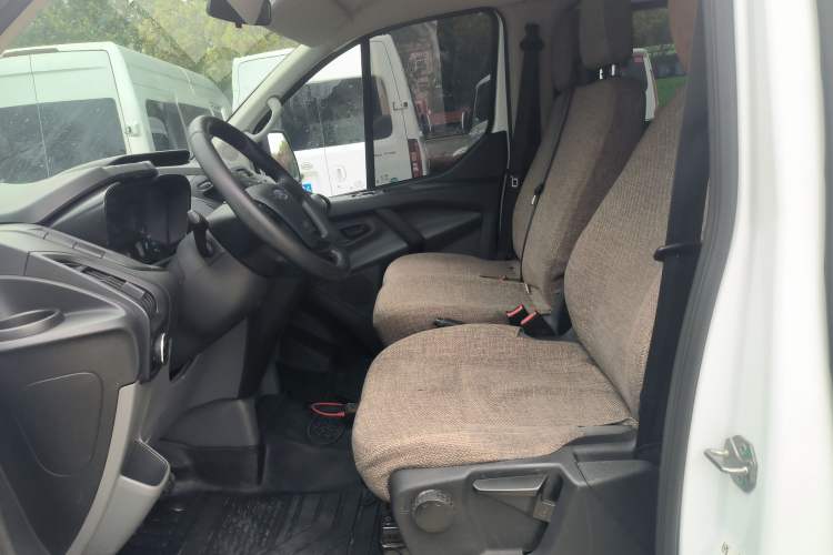 Used Ford Transit 2019 2.0T Diesel Multi-Purpose Commercial Vehicle Short Wheelbase Low Roof 6-Seater China VI Standard