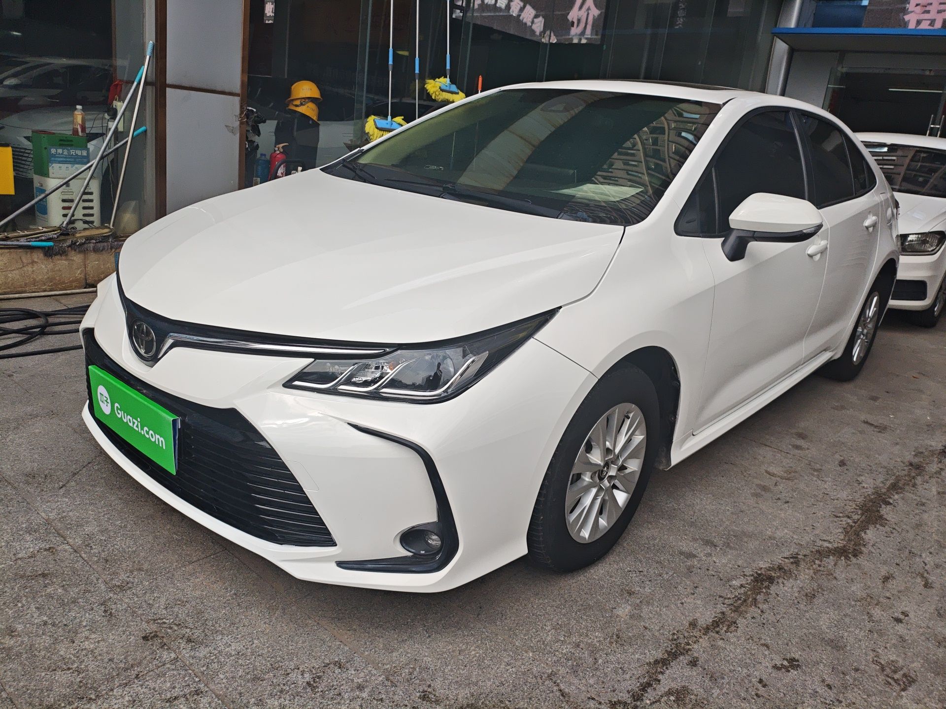 Под передней частью автомобиля