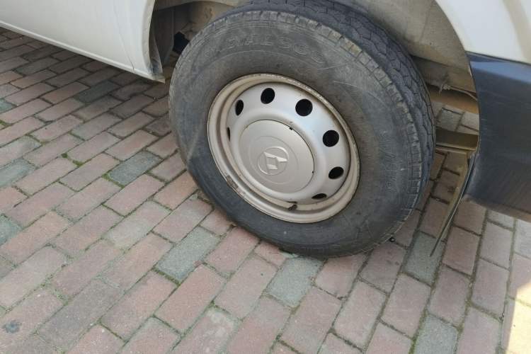 Used SAIC MAXUS Xintu V80 2016 2.5T Manual Aoyuntong National IV Short Wheelbase Mid-Roof 6-Seater