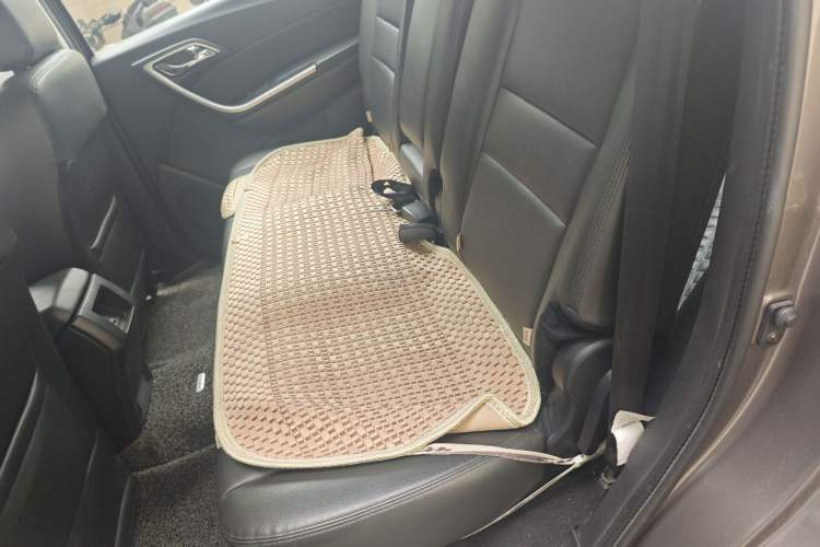 Used JMC Yusheng S350 2013 2.4T Automatic 2WD Diesel Luxury Edition 5 Seats Left Rear Seat