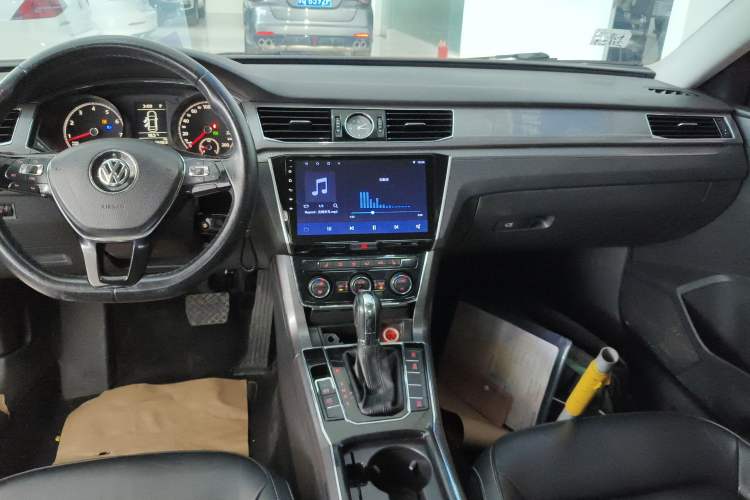 Used Volkswagen Passat 2016 330TSI DSG Luxury Edition Audio And AC Panel