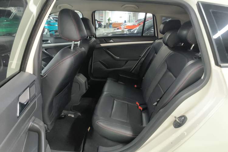 Used Volkswagen Gran Lavida 2015 1.6L Automatic Fashion Edition Left Rear Seat