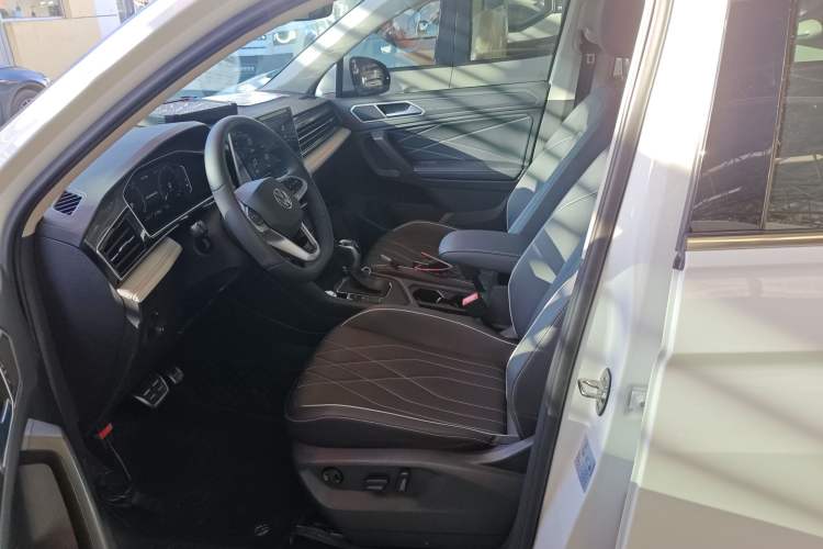 Used Volkswagen Tiguan L 2025 Model Outstanding Version 330TSI Automatic Two-Wheel Drive R-Line Longyao Edition
